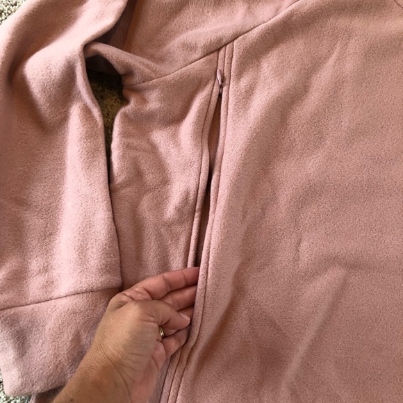 Gap maternity nursing fleece top - Picture 3 of 6